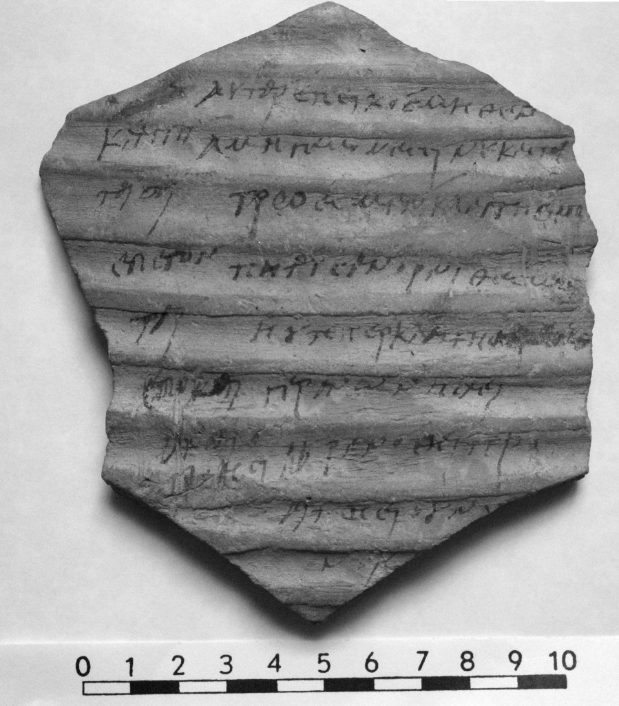 Cette image a un attribut alt vide ; le nom du fichier est ostracon-grec-homerique-photographie-infrarouge-de-jean-luc-fournet.jpg